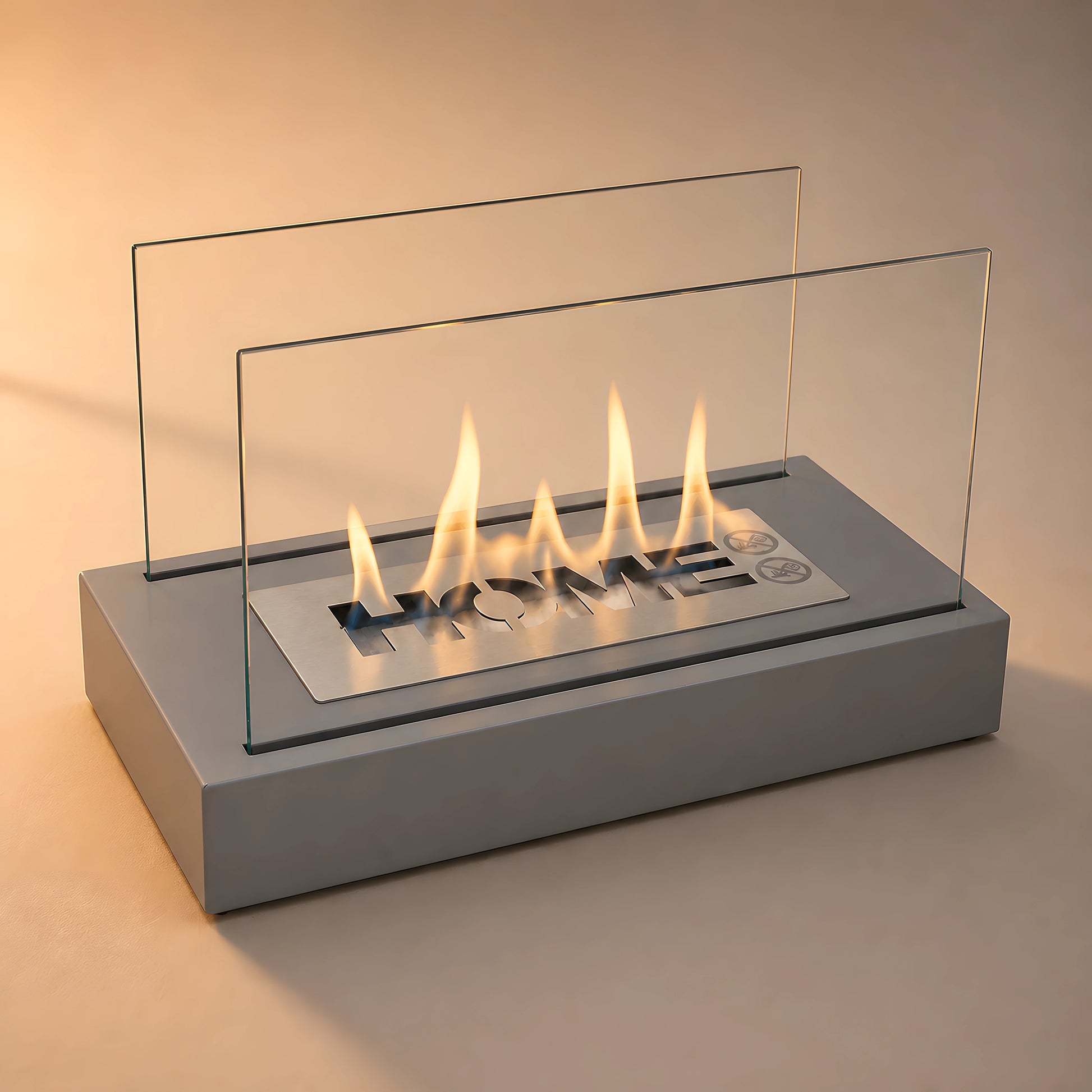 Grå fritstående Biopejs HOME med realistisk flamme i varmt golden hour-lys