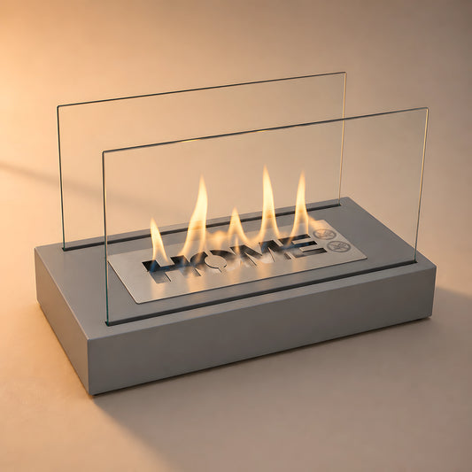 Grå fritstående Biopejs HOME med realistisk flamme i varmt golden hour-lys