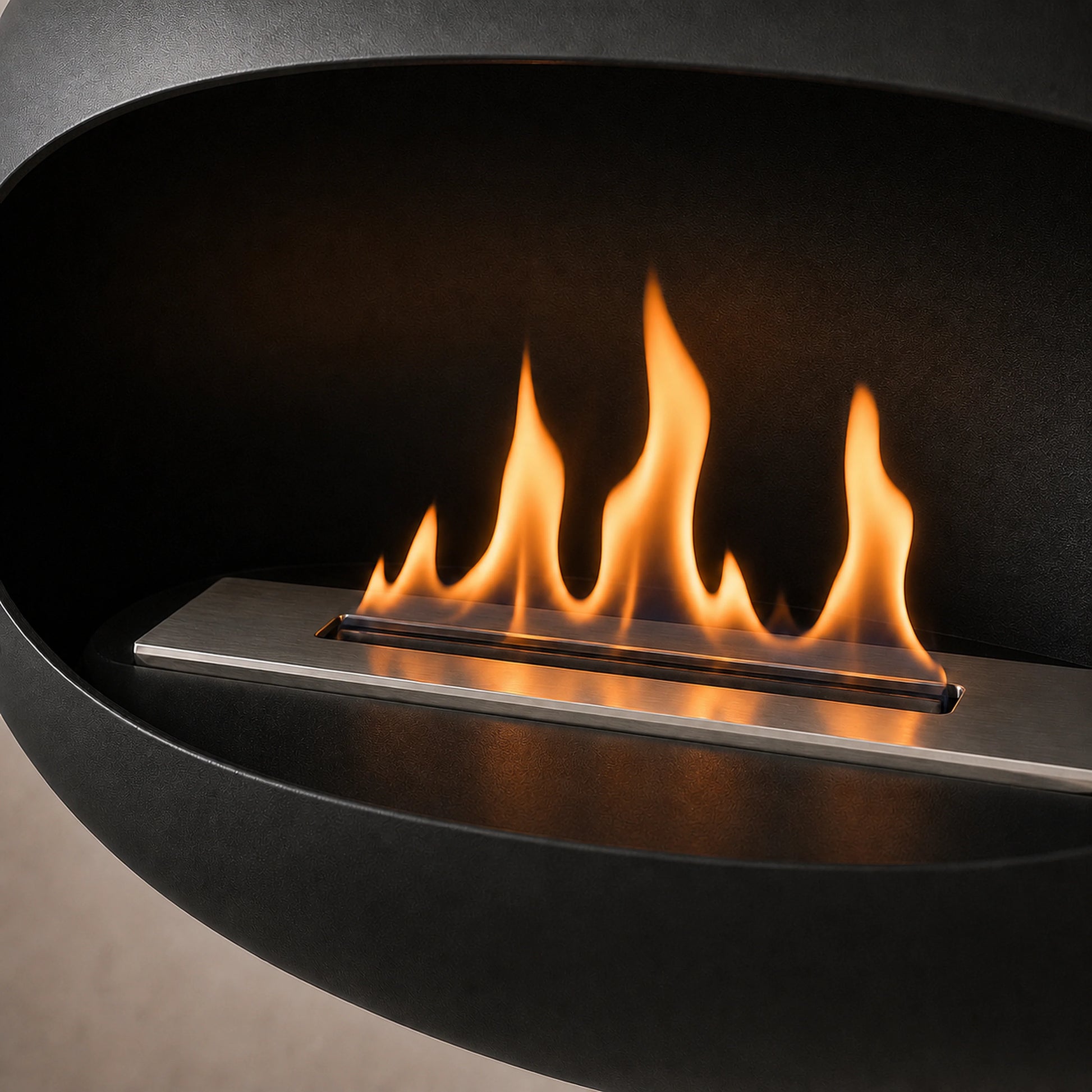 Bioethanol brændkammer og naturlig flamme i sort biopejs