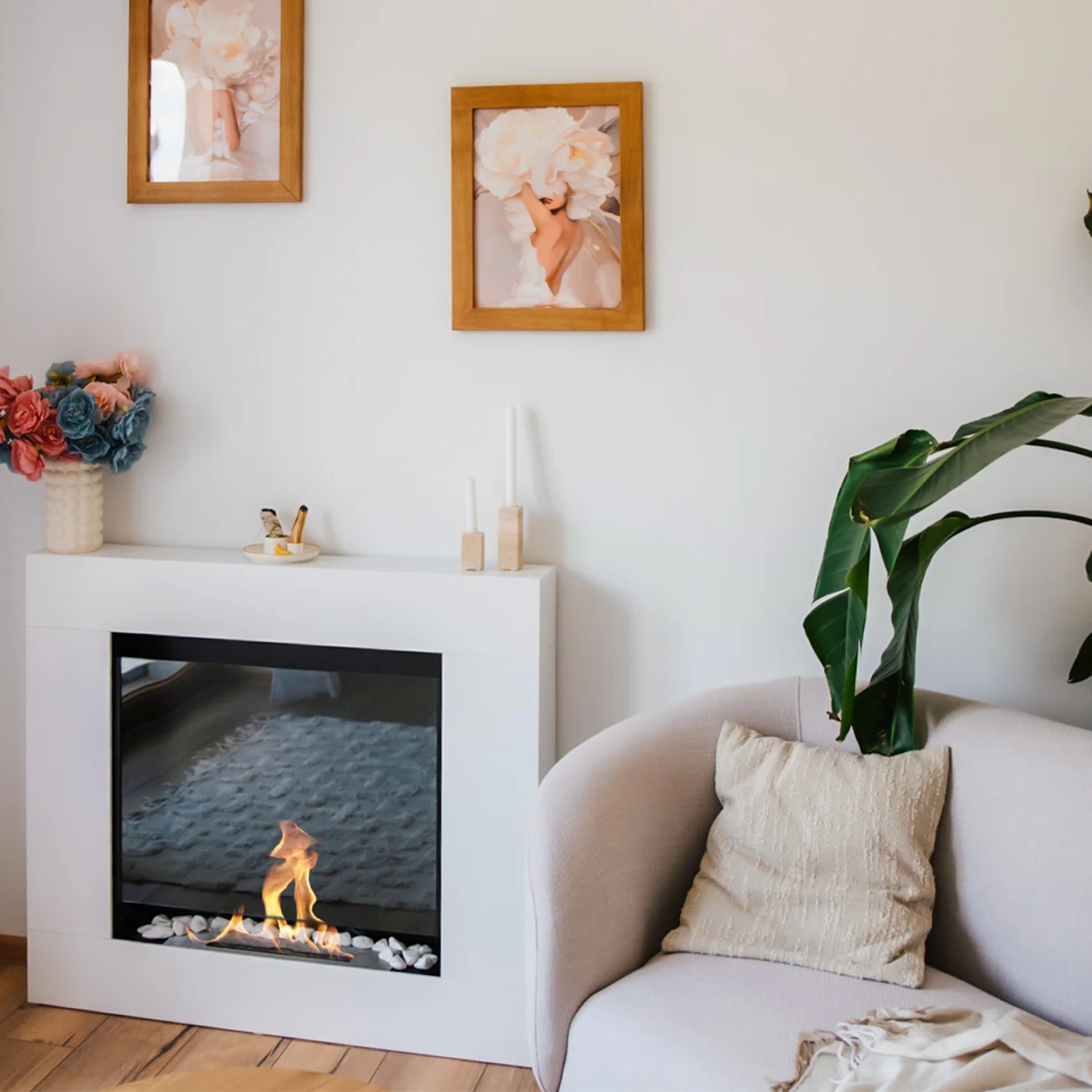 Nærbillede og produktdetalje af Asne biopejs med mat hvid portal og glas
