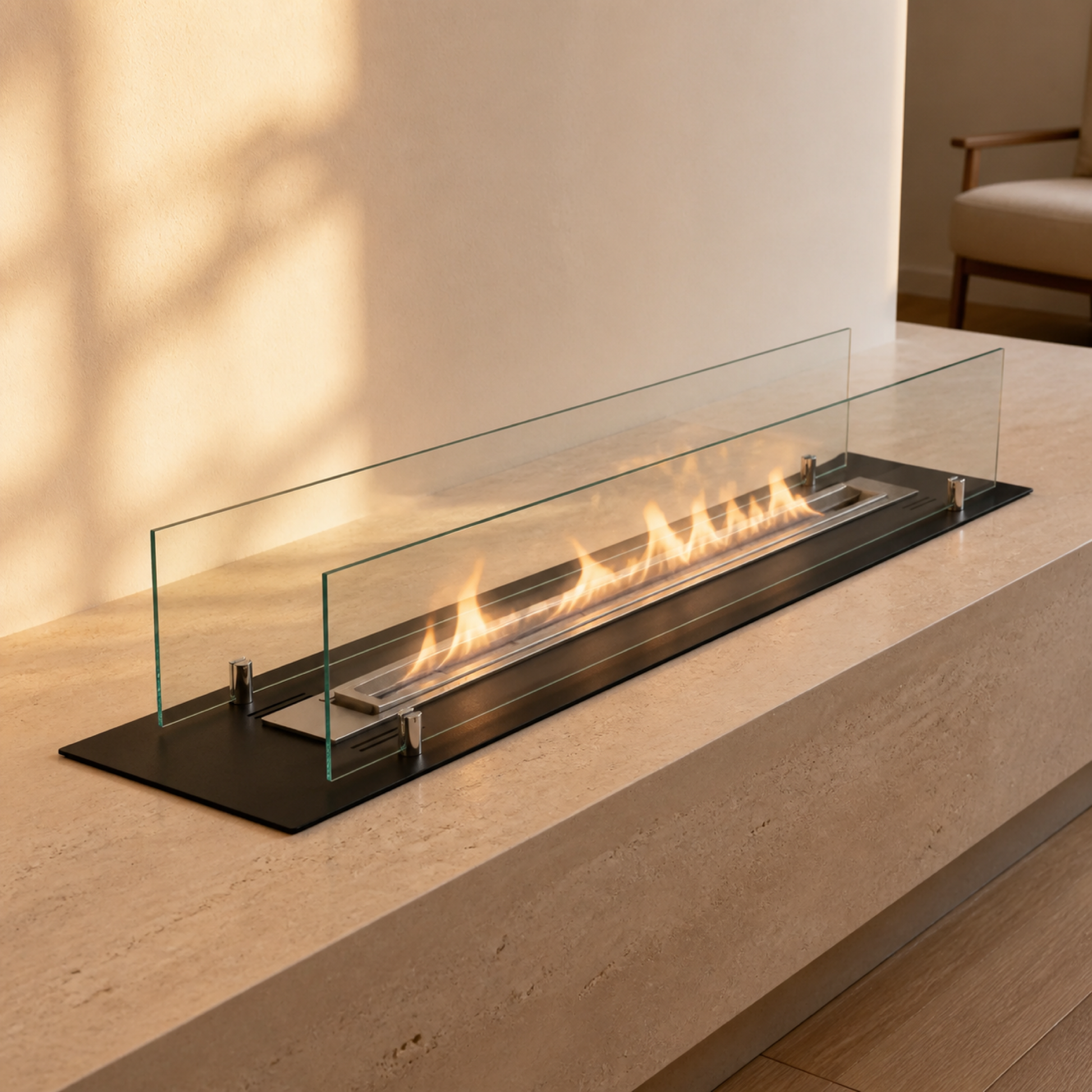 Livsstilsbillede i varmt gyldent eftermiddagslys af Indbygningsbiopejs 100 cm i sort med glas