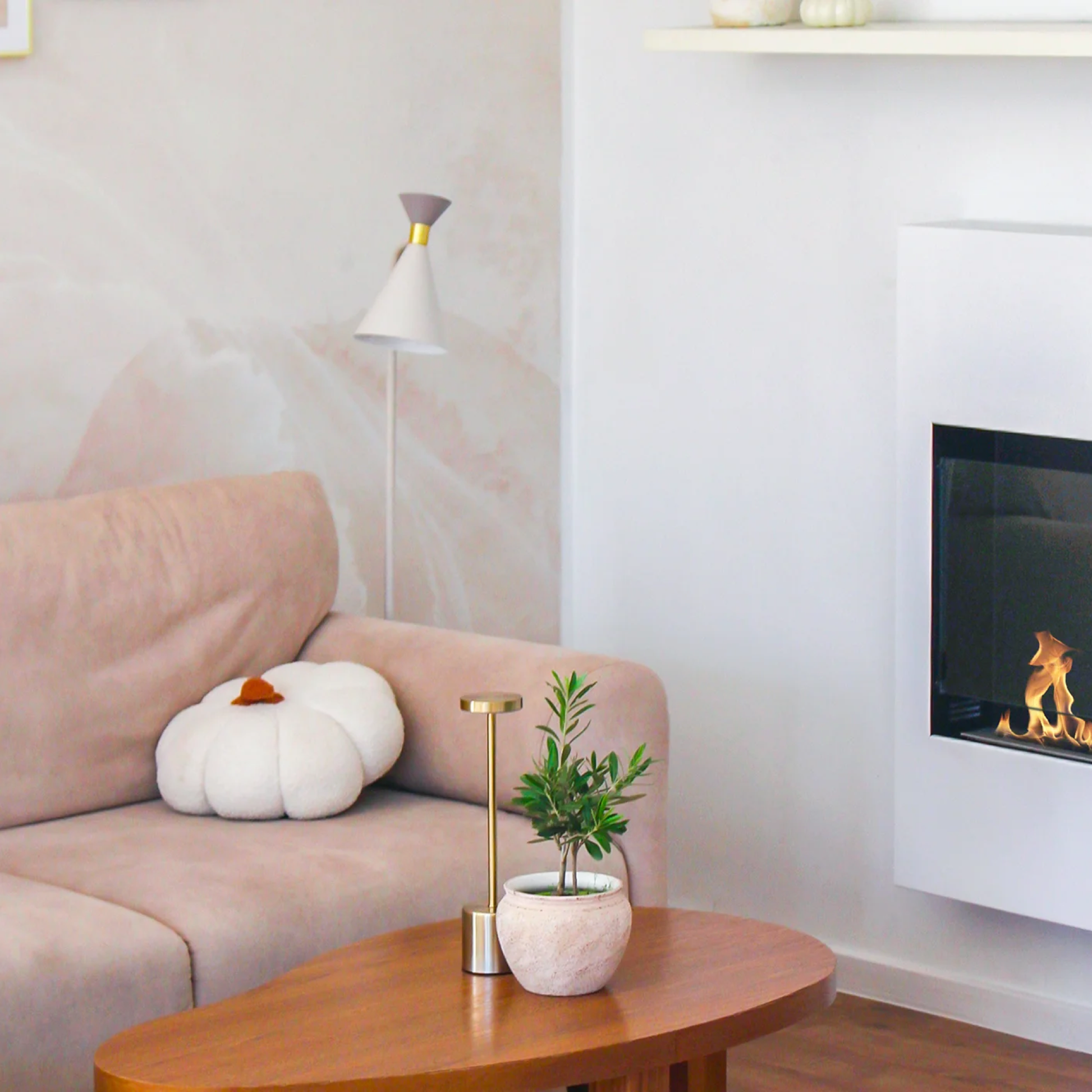 Modern portalbiopejs i struktureret hvid med glas – detaljebillede