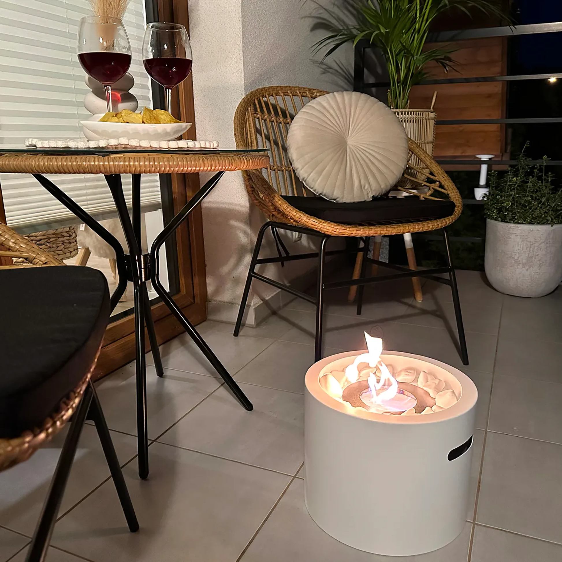 Moon Mini rund fritstående biopejs i mat hvid – detaljebillede