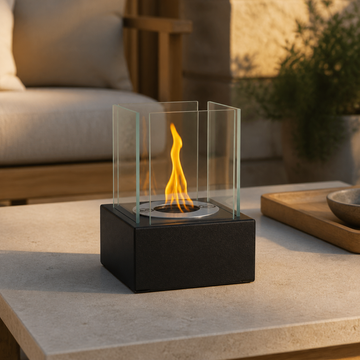 Smart bordbiopejs med glas i sort mat i gyldent eftermiddagslys