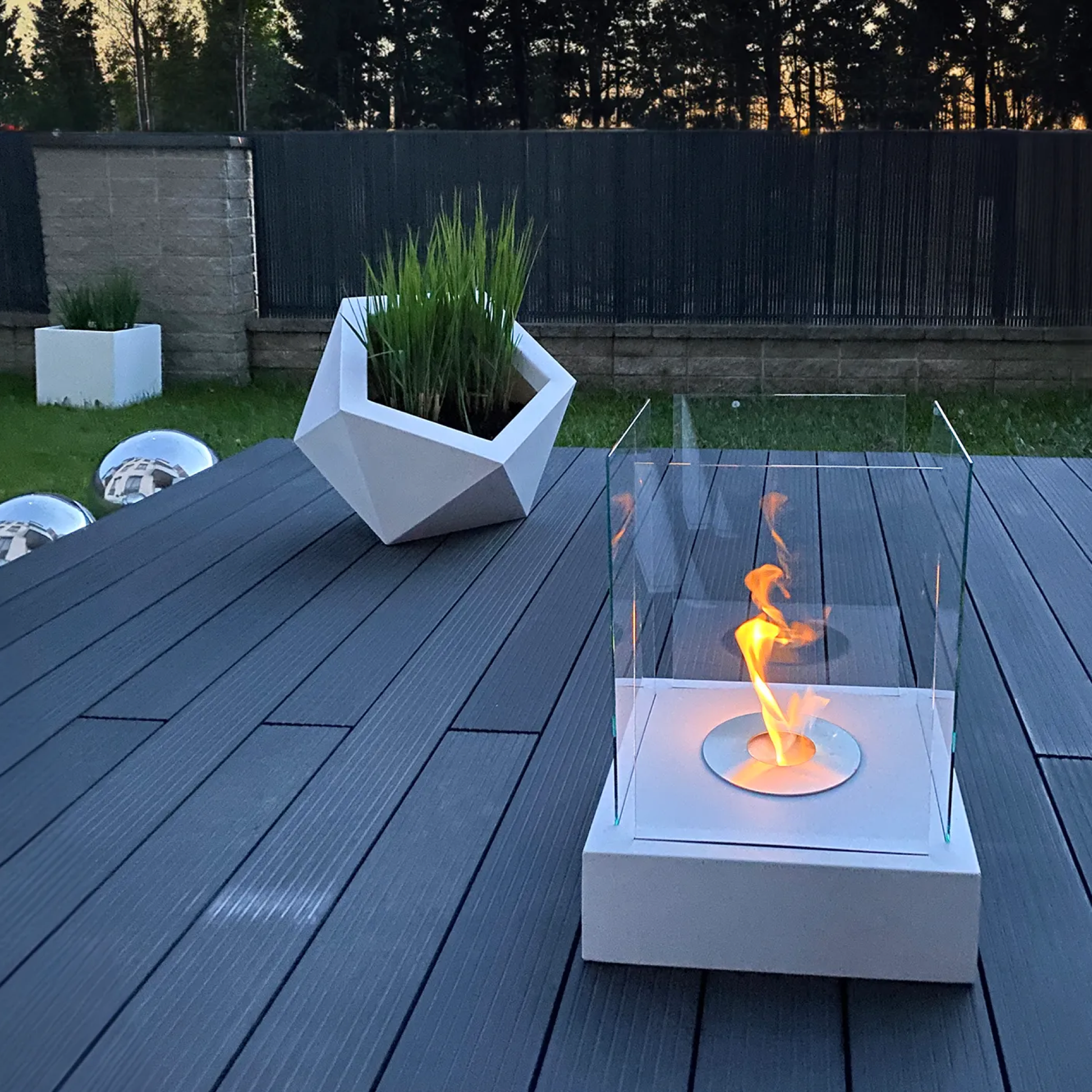 Detalje af hvid Sunset Garden biopejs med glas og levende flamme