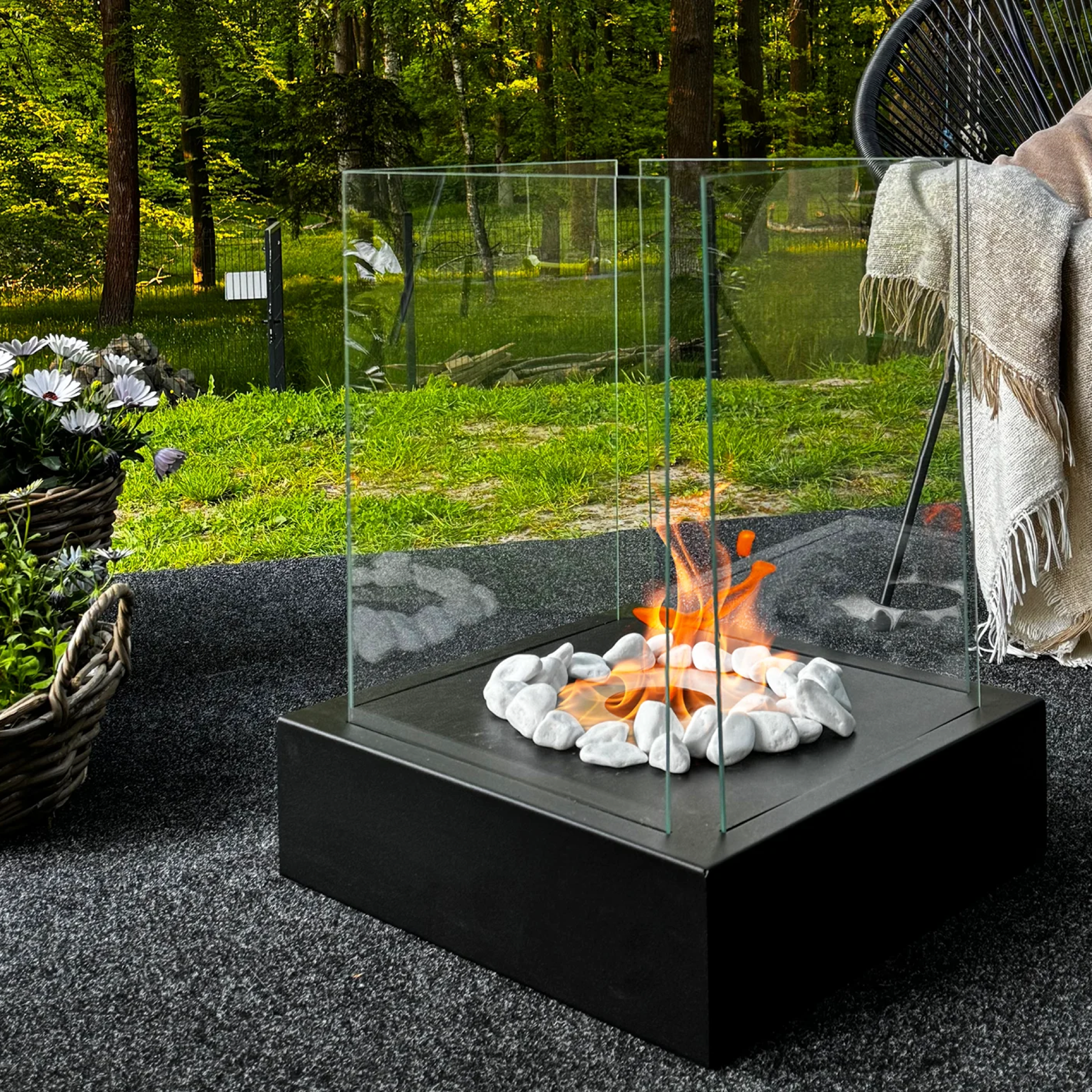 Detalje af Sunset Garden biopejs med glas og levende flamme