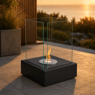 Sunset Garden fritstående biopejs i sort mat i gyldent eftermiddagslys