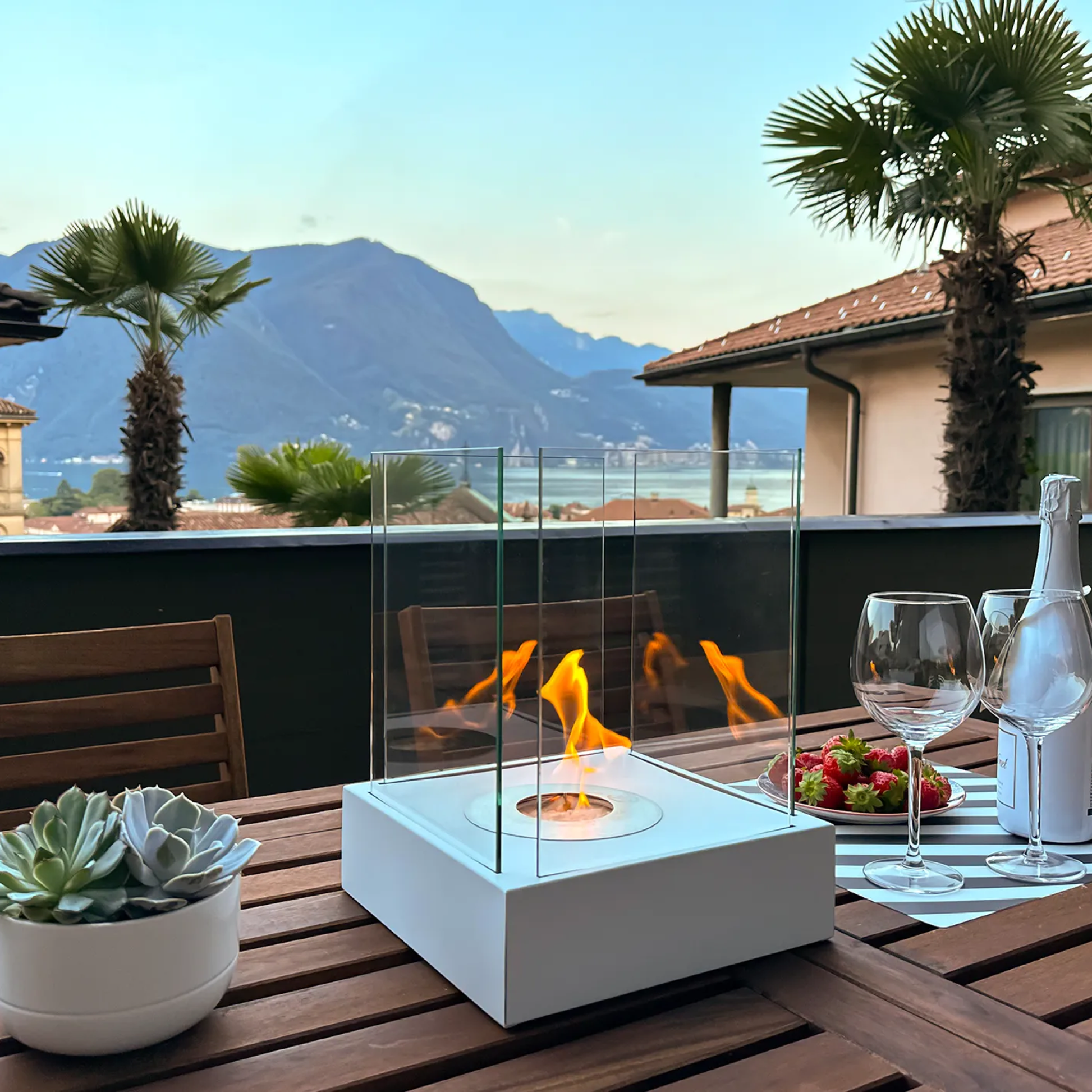 Detalje af hvid Sunset Garden Mini bordbiopejs med levende flamme