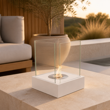 Sunset Garden Mini bordbiopejs i hvid mat i gyldent eftermiddagslys