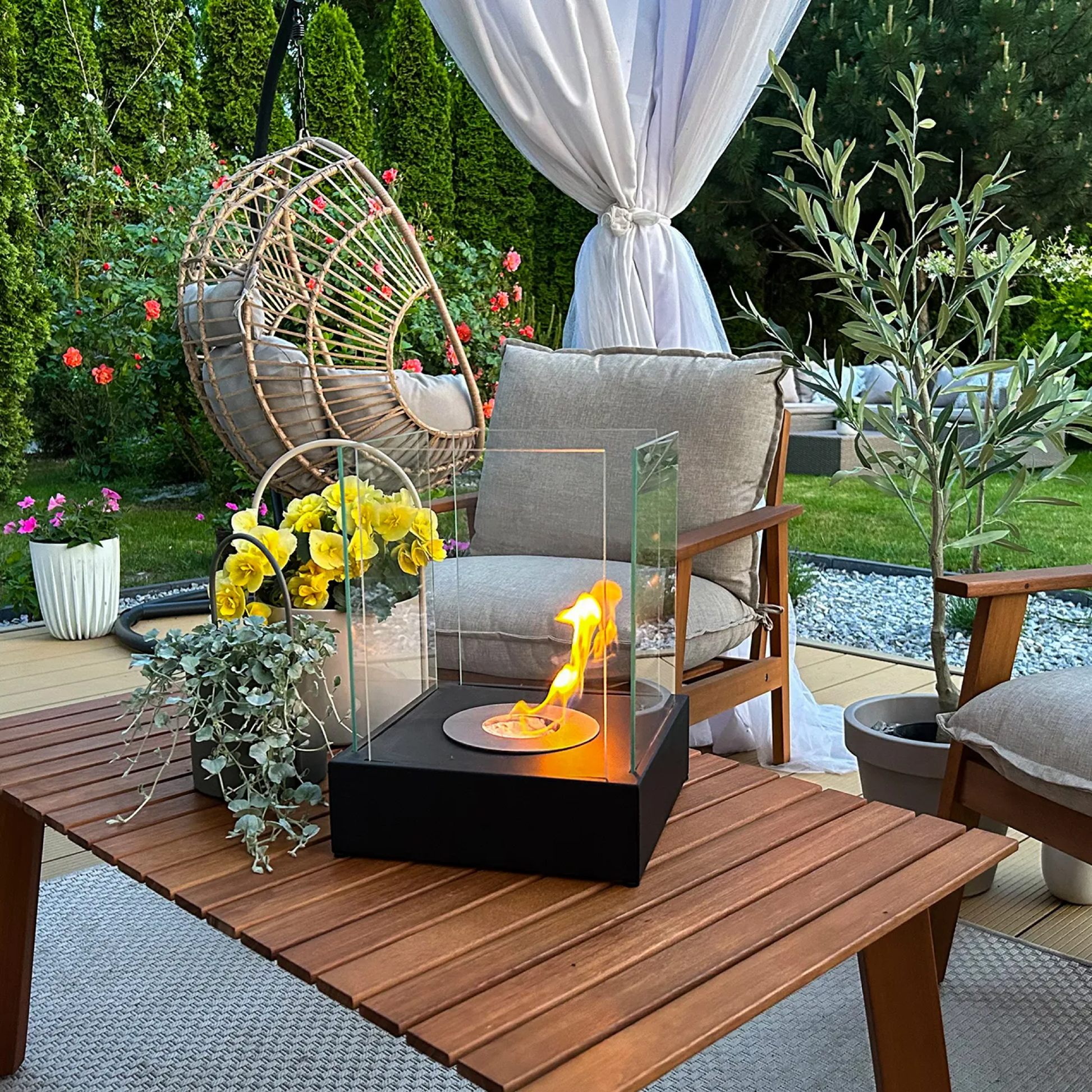 Detalje af sort Sunset Garden Mini bordbiopejs med levende flamme