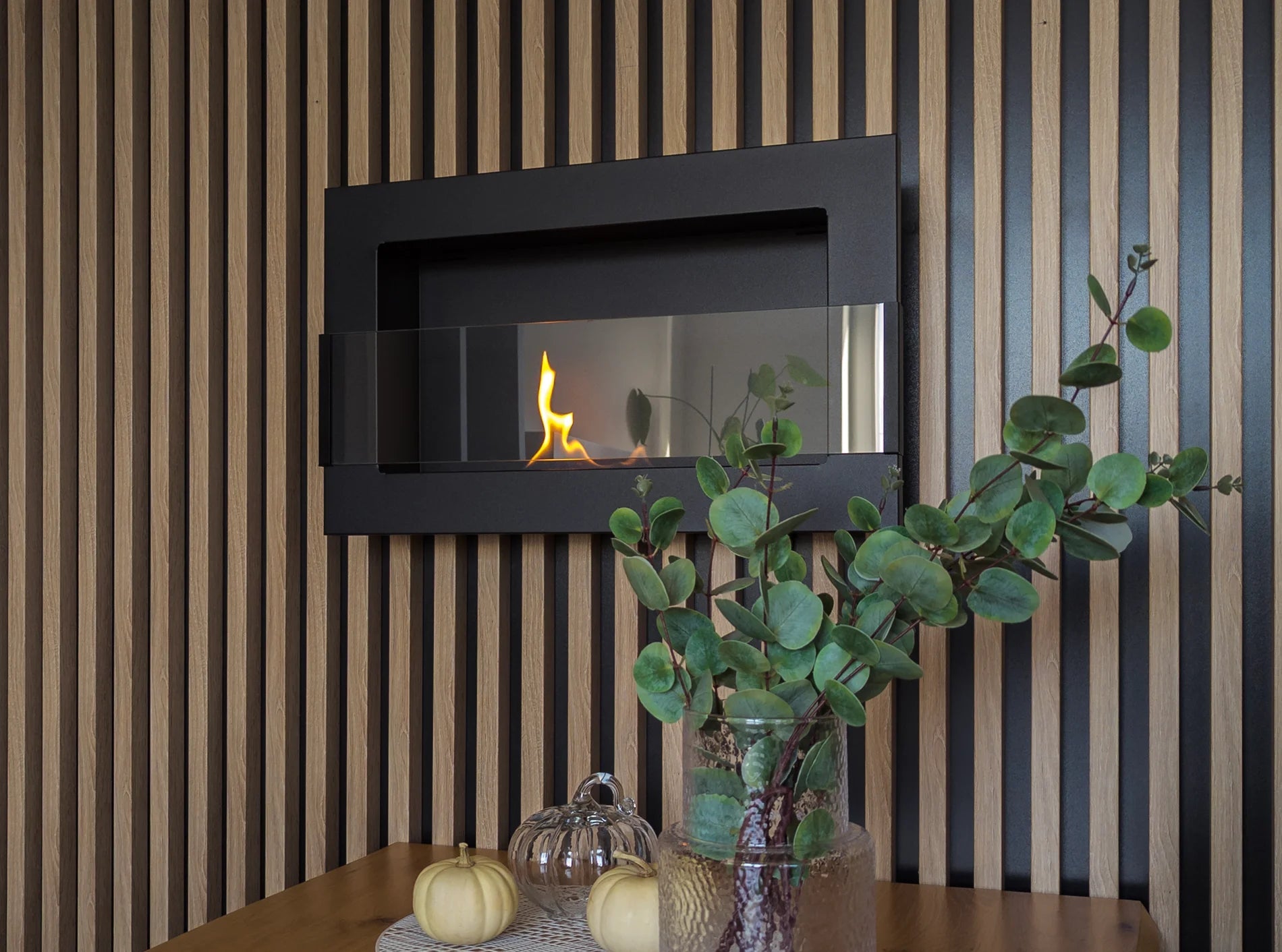 Væghængt biopejs 650x400 med glas i sortglans - Flamora