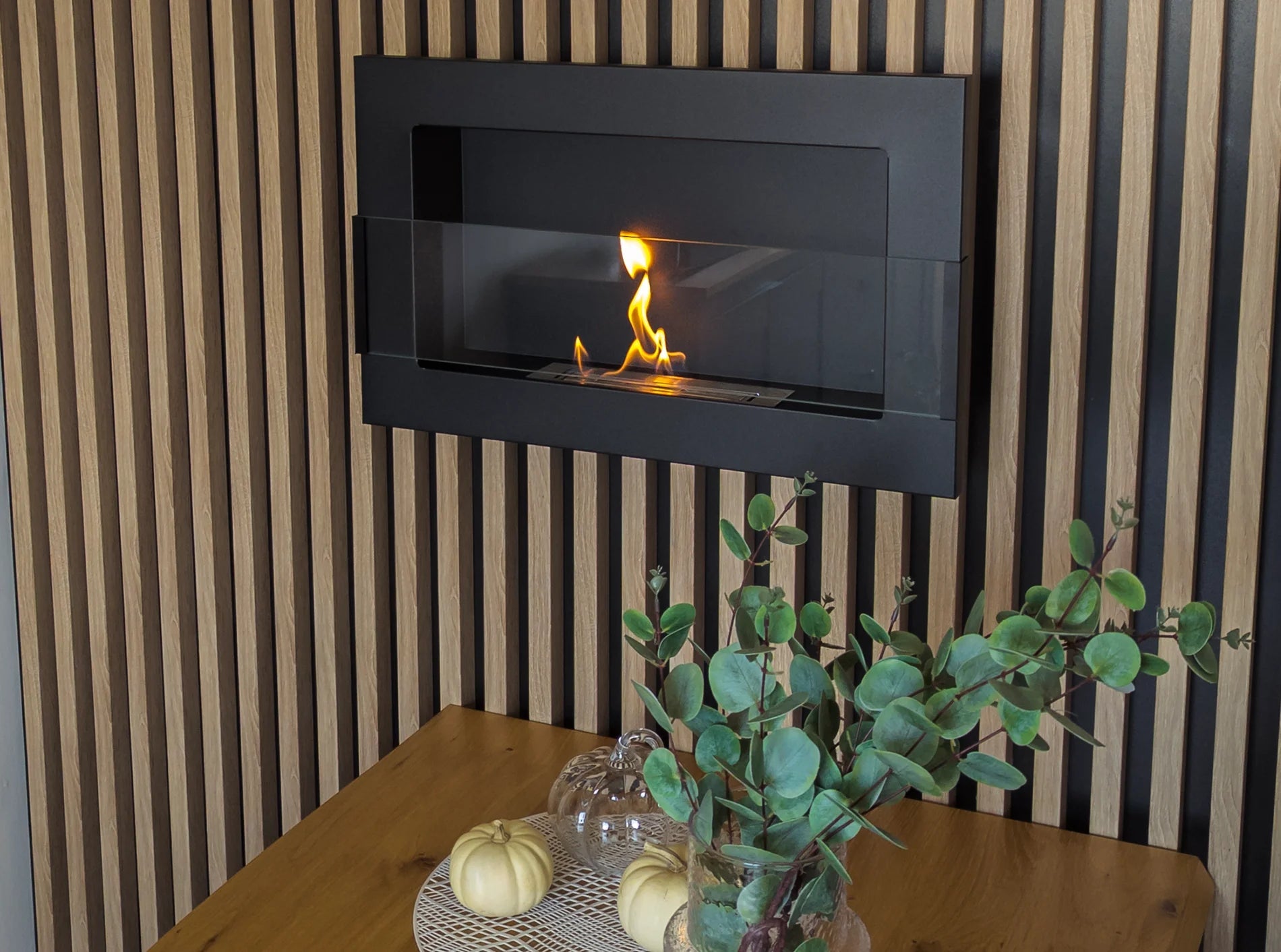 Væghængt biopejs 650x400 med glas i sortglans - Flamora